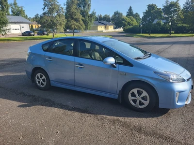 Toyota Prius PHEV Premium 2013, photo 3/10