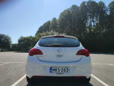 Opel Astra 2011, kuva 4/7