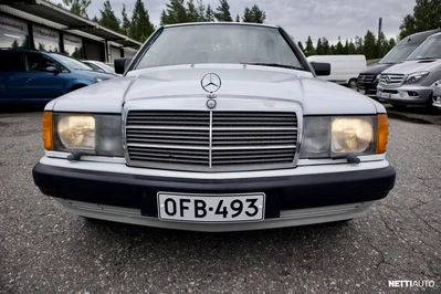 Mercedes-Benz 190 4D SEDAN 1989, photo 2/13
