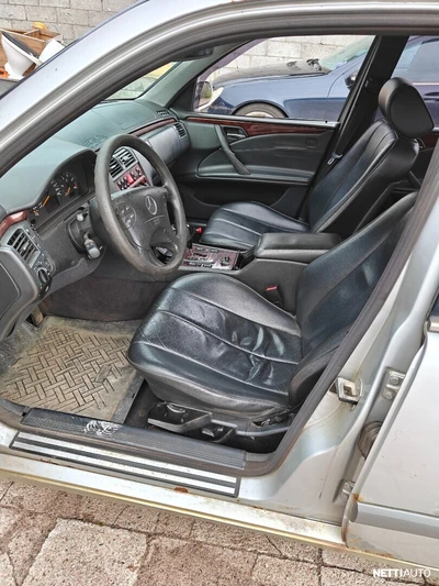 Mercedes-Benz E 200 2002, kuva 2/9