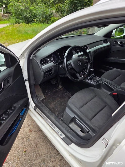 Skoda Superb 2015, photo 6/11