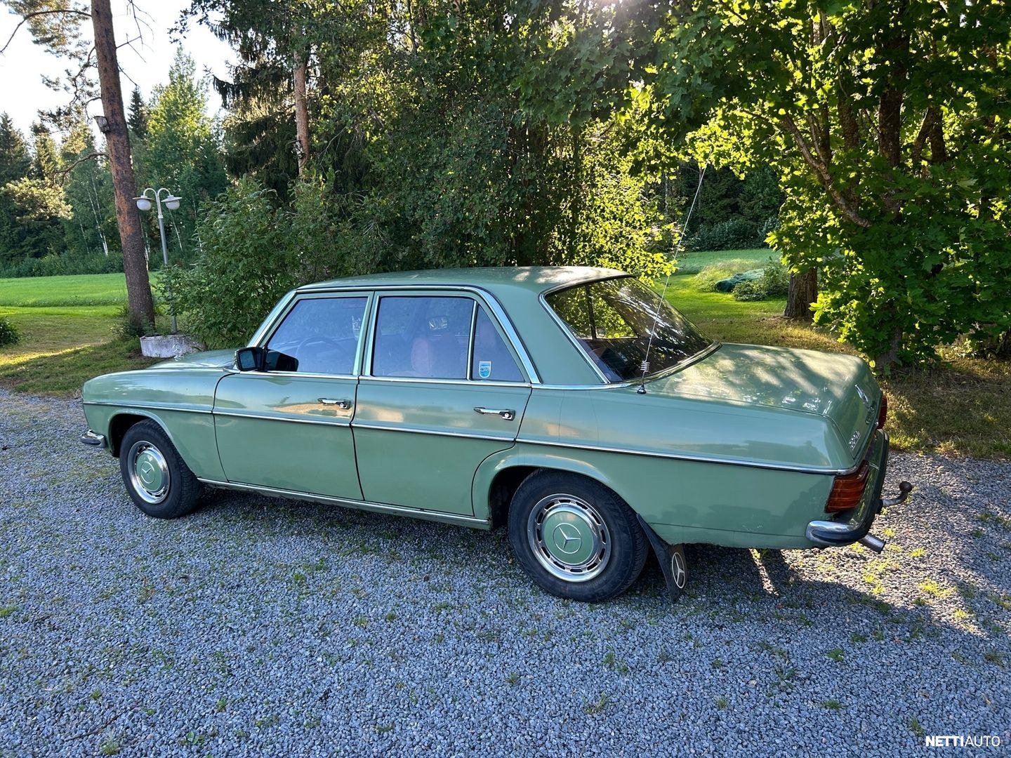Mercedes-Benz 220 1974, photo 2/4