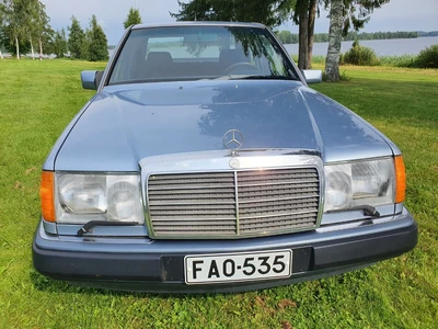Mercedes-Benz E 1990, photo 2/27