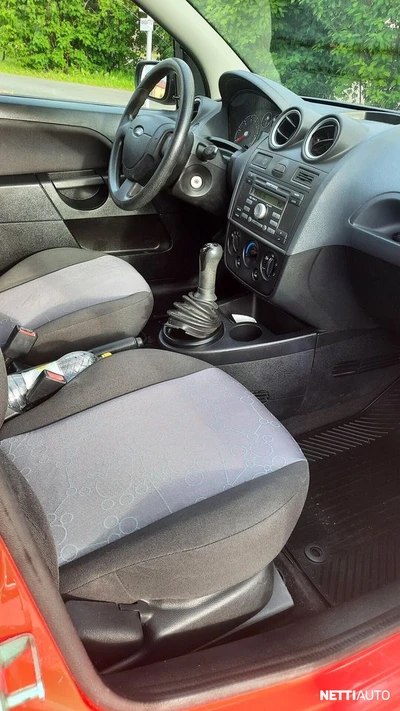 Ford Focus Trend sedan 1.6 100 hv 2005, kuva 6/16