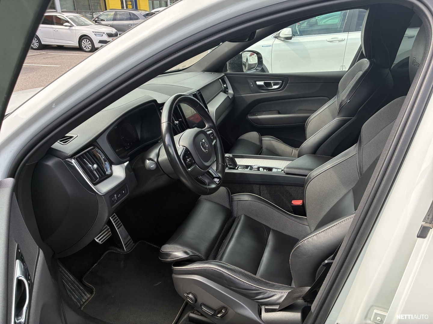 Volvo XC60 2019, photo 3/4