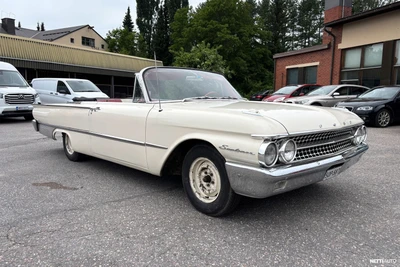 Ford Galaxie Sunliner 1961, kuva 2/9