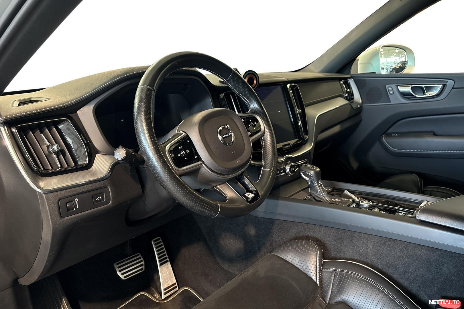 Volvo XC60 2019, photo 7/18