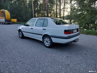Volkswagen Vento 1996, photo 3/10