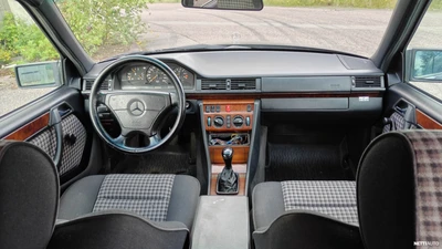 Mercedes-Benz E 320TE Manuaali 1993, photo 5/13