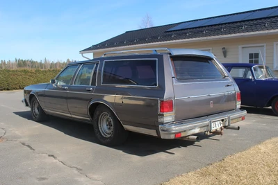 Oldsmobile Custom Cruiser 1985, kuva 7/20