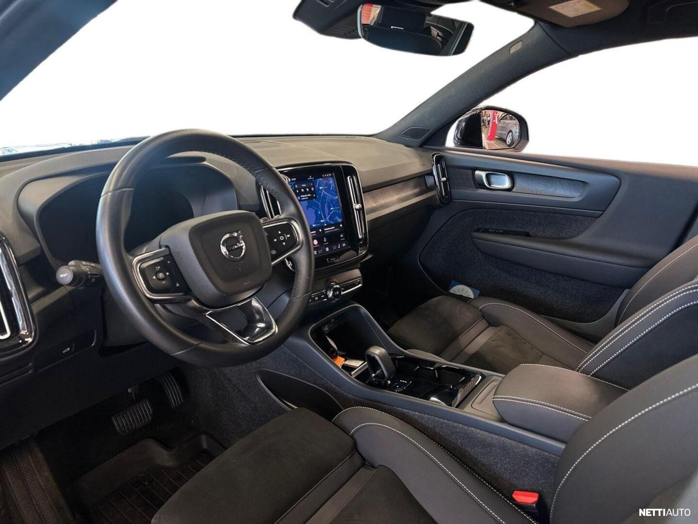 Volvo XC40 2023, photo 7/30