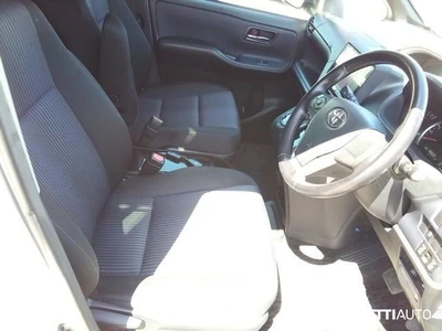 Toyota Voxy 2015, kuva 6/13