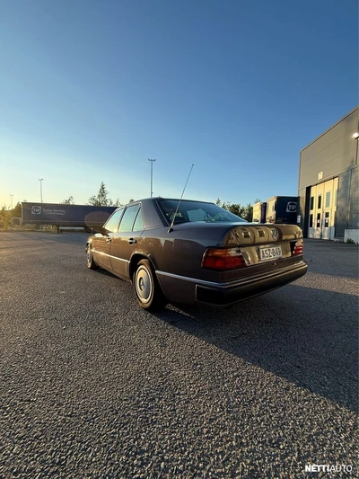 Mercedes-Benz E 1991, photo 5/15