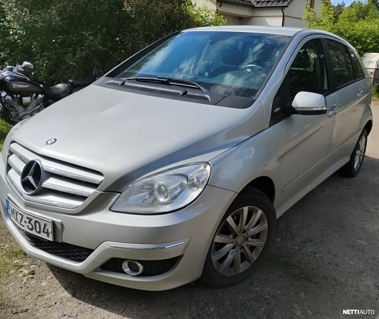 Mercedes-Benz B 180