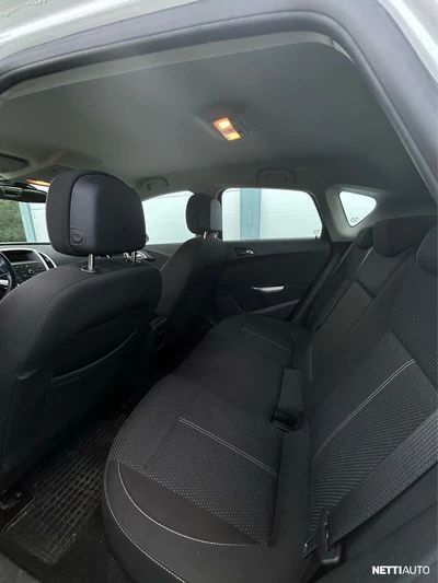 Opel Astra 2012, photo 7/17
