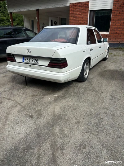Mercedes-Benz 250 1985, photo 4/6