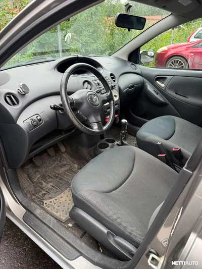 Toyota Yaris Henkilöauto 2004, photo 7/12
