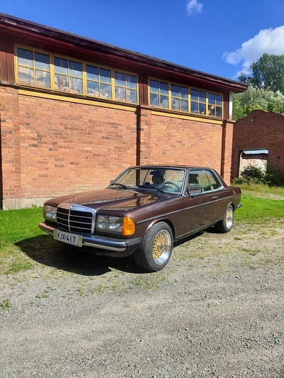 Mercedes-Benz 123 C123 1980, kuva 1/11
