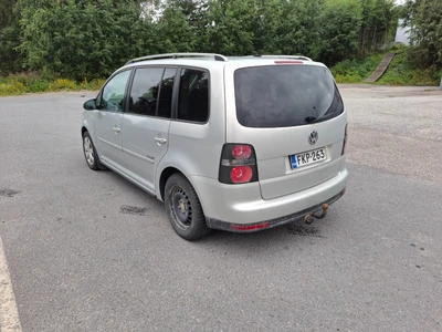 Volkswagen Touran 2010, photo 6/16