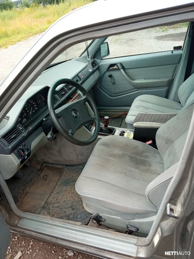 Mercedes-Benz 230 1989, kuva 4/8