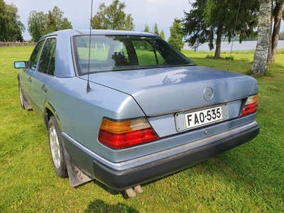 Mercedes-Benz E 1990, photo 7/27