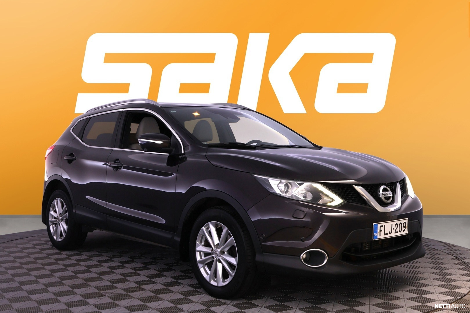Nissan Qashqai dCi 130 Business   *Juuri tullut, P-kamera, irroitettava vetokoukku, panorama, puolinahkaverhoilu*