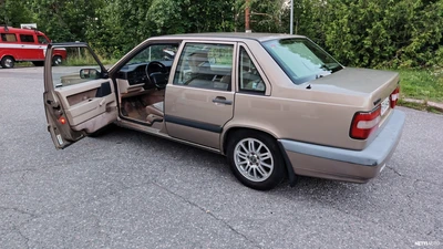 Volvo 850 2,4 20V 4d 1993, photo 6/16