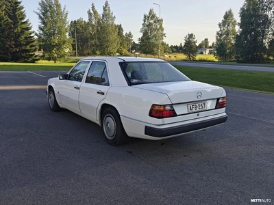 Mercedes-Benz 200 1989, photo 4/12
