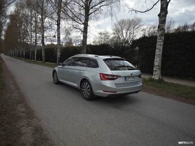 Skoda Superb 2018, photo 6/17