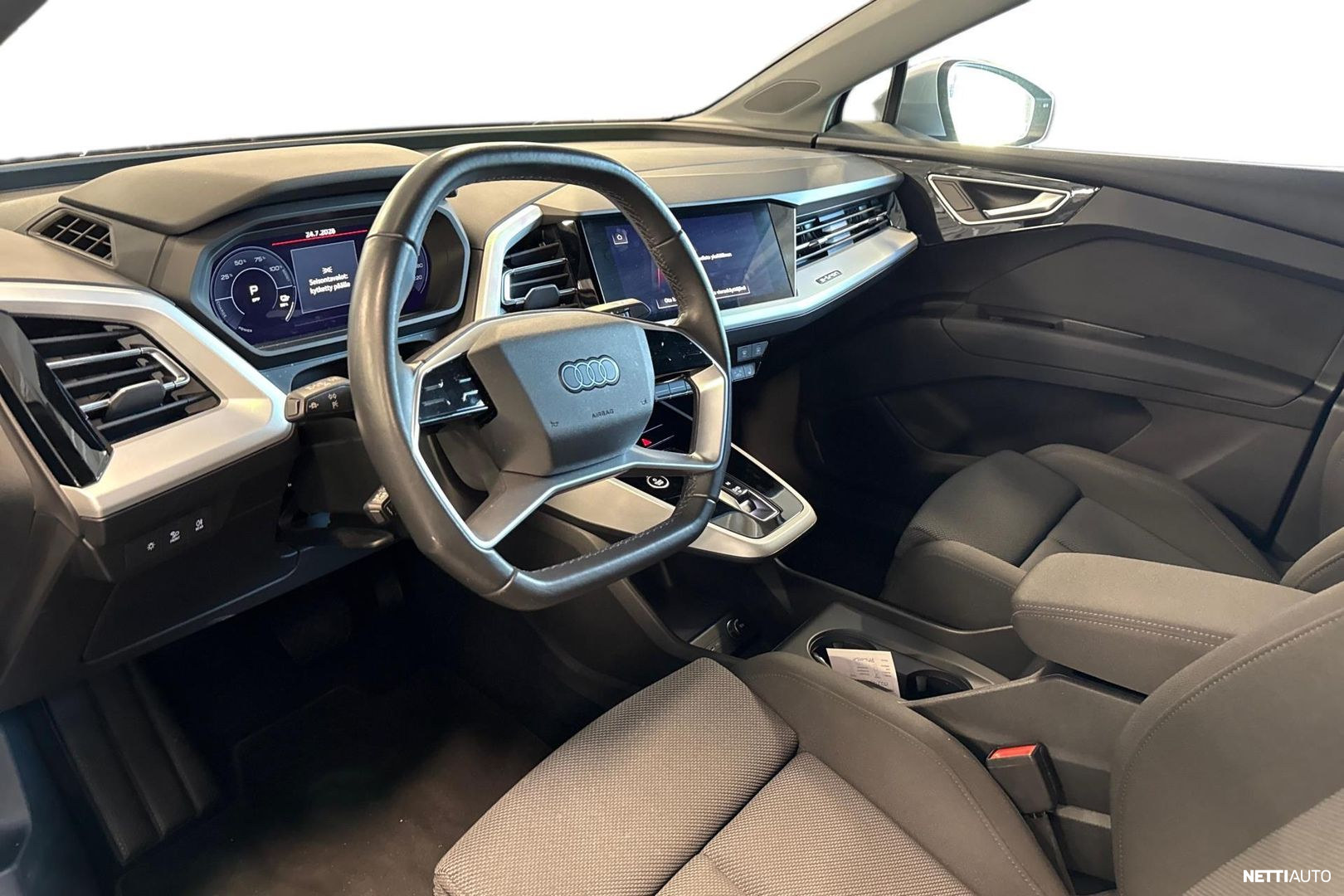 Audi Q4 e-tron 2022, photo 3/3