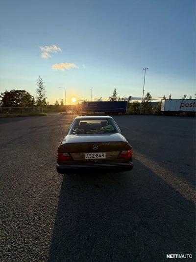 Mercedes-Benz E 1991, photo 6/15