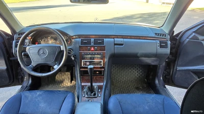 Mercedes-Benz E 300 TD Elegance 1999, photo 6/12