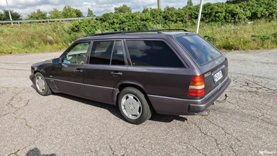 Mercedes-Benz E 320TE Manuaali 1993, photo 2/13