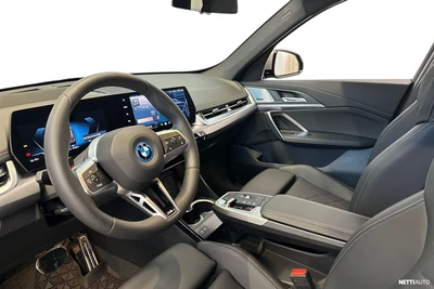 BMW iX1 2025, photo 6/10