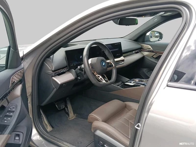 BMW 550 2024, photo 4/39
