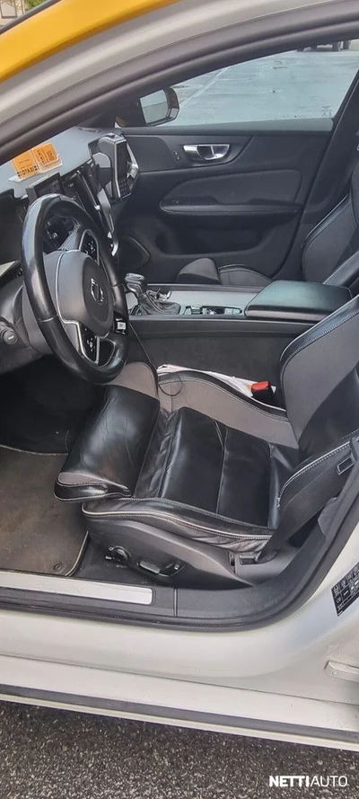 Volvo V60 D3 AWD R-Design aut 2019, photo 3/4