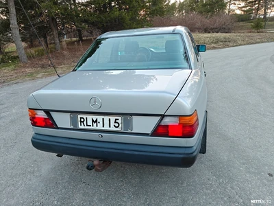 Mercedes-Benz 230 1985, photo 5/12