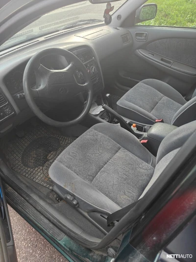 Toyota Avensis 1999, kuva 3/4