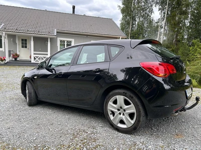 Opel Astra 2011, kuva 2/9
