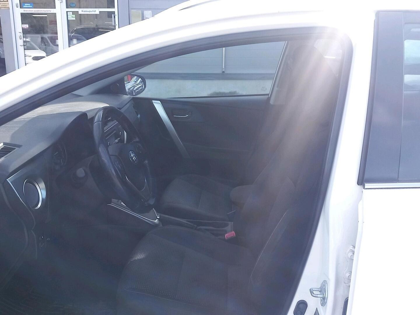 Toyota Auris 2015, photo 4/5