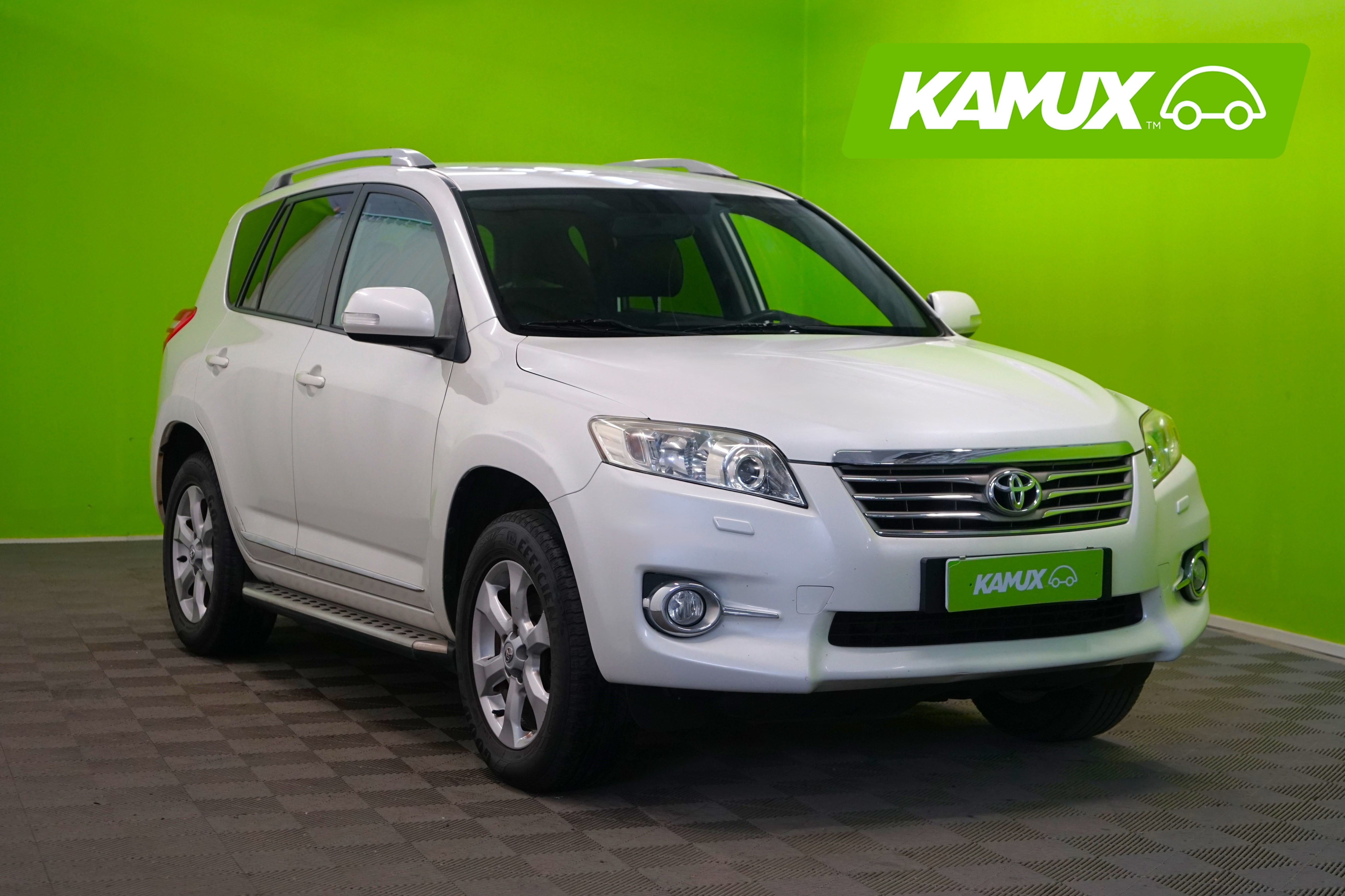 Toyota RAV4 2,0 Valvematic 4WD Luxury Multidrive S nahka- ja alcantaraverhoilu