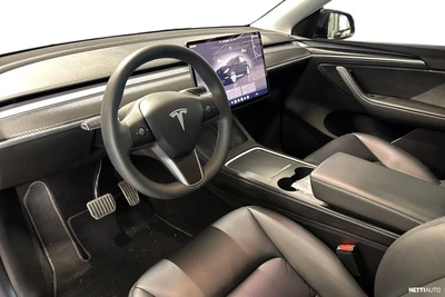 Tesla Model Y Standard Range RWD 2023, photo 3/4