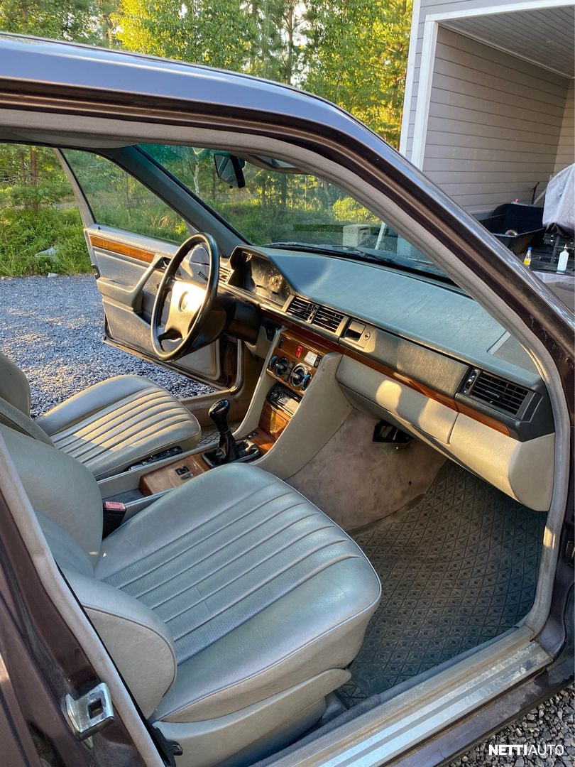 Mercedes-Benz 250 1991, photo 7/12