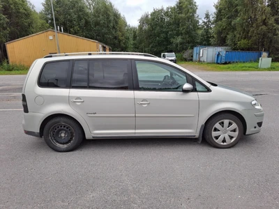 Volkswagen Touran 2010, photo 5/16