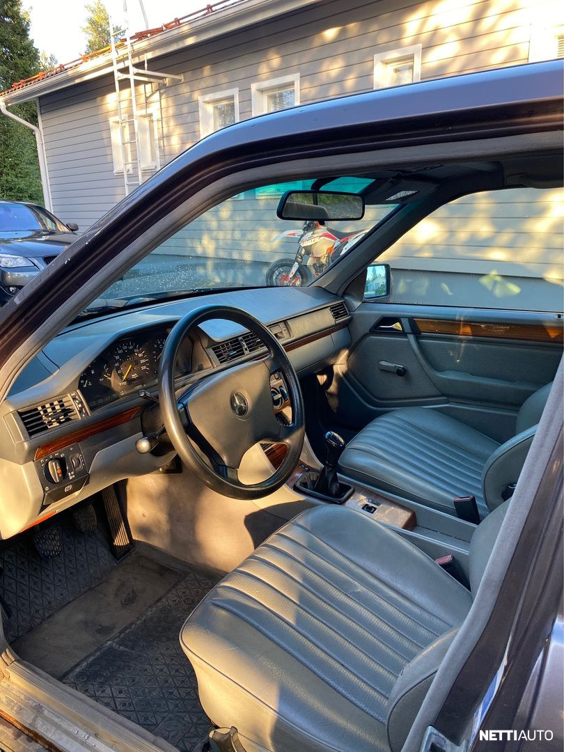Mercedes-Benz 250 1991, photo 6/12