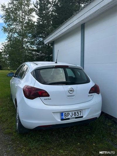 Opel Astra 2012, photo 3/17
