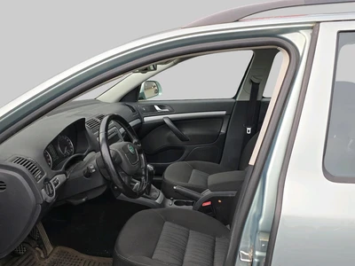 Skoda Octavia Combi 1,6 TDI Elegance 2011, kuva 4/4