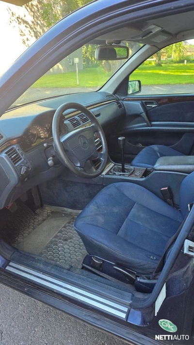 Mercedes-Benz E 300 TD Elegance 1999, photo 7/12