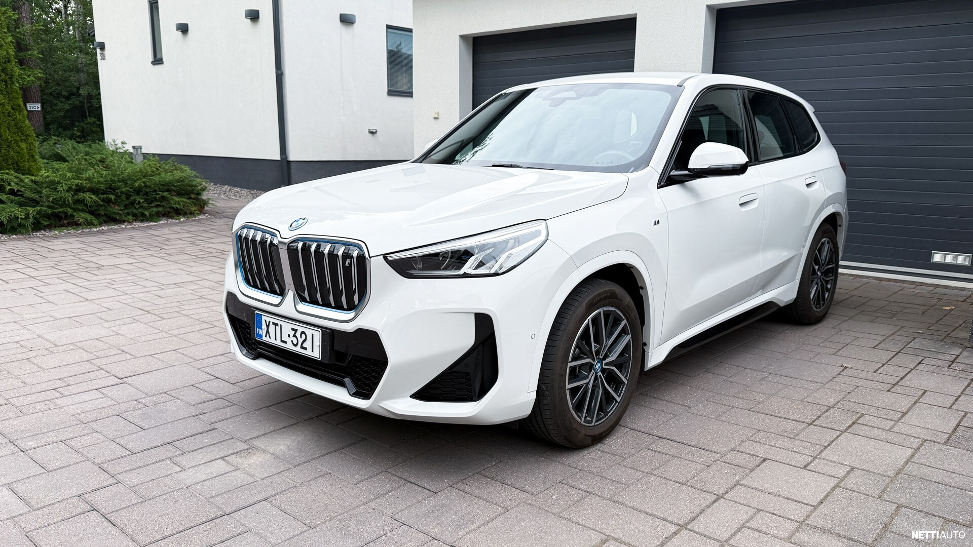BMW iX1
