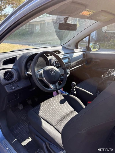 Toyota Yaris 2012, photo 5/13
